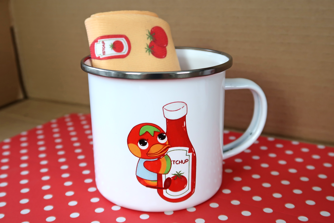 Ketchup Gift Box (1 enamel mug & 1 pair of socks)
